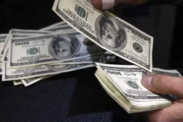 شركات الصرافة والمصارف الليبية تفتح أبواب الحجز للأغراض الشخصية (تغطية شاملة)